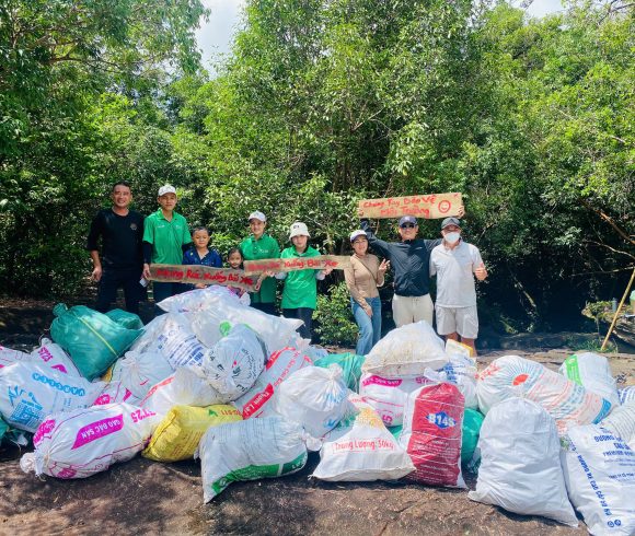 Xóa Một Điểm Đen Rác Tại Suối Tiên – Chặng Đường 650m Gánh Nặng Rác Và Tinh Thần Trách Nhiệm Với Thiên Nhiên Xóa Một Điểm Đen Rác Tại Suối Tiên – Chặng Đường 650m Gánh Nặng Rác Và Tinh Thần Trách Nhiệm Với Thiên Nhiên